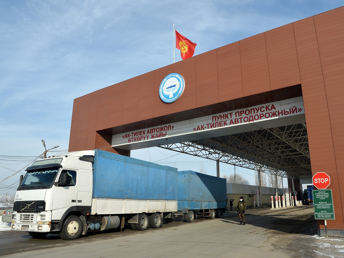A freight truck crosses the Ak-Tilek border checkpoint on the Kyrgyz-Kazakh border. (Photo: gov.kg)