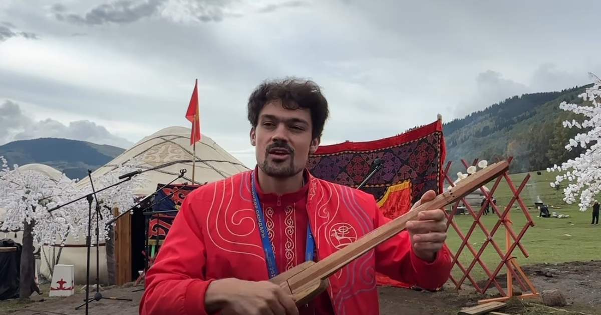 Кырчында канадалык конок комуздун коштоосунда кыргызча обон созду